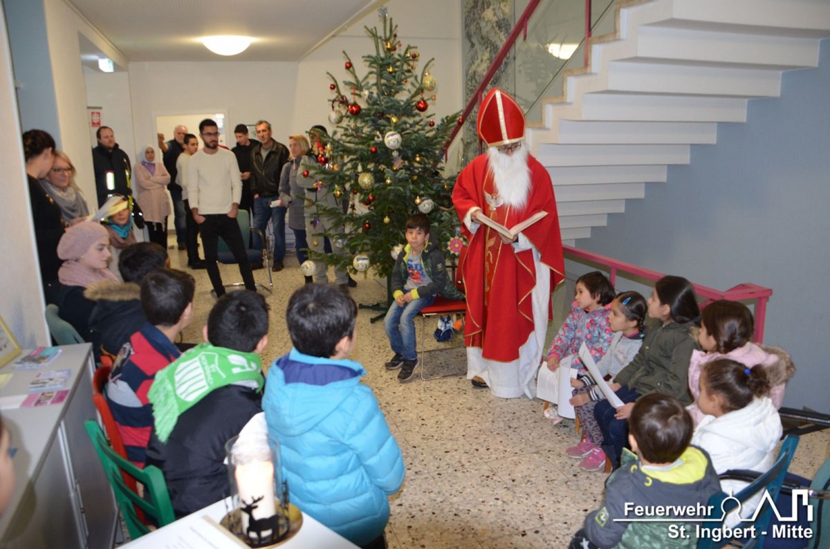 "Feuerwehr-Nikolaus" bei Flüchtlingsfamilien