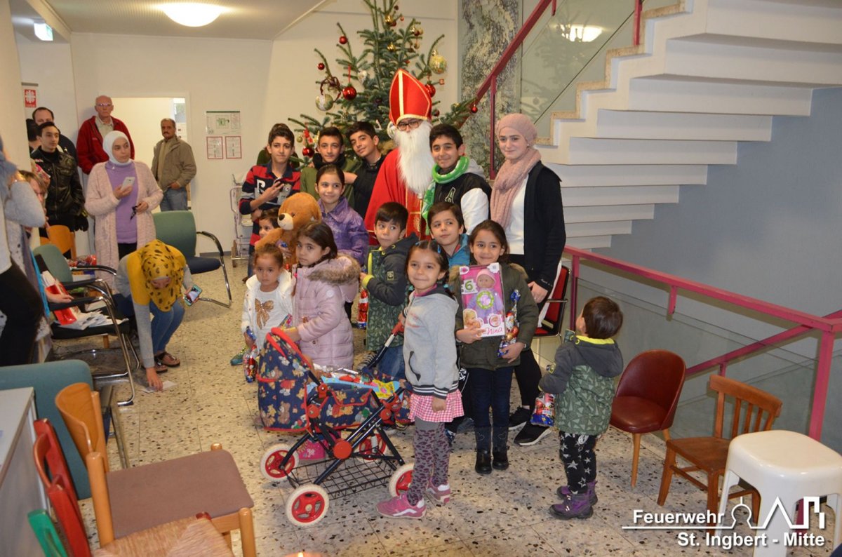 "Feuerwehr-Nikolaus" bei Flüchtlingsfamilien