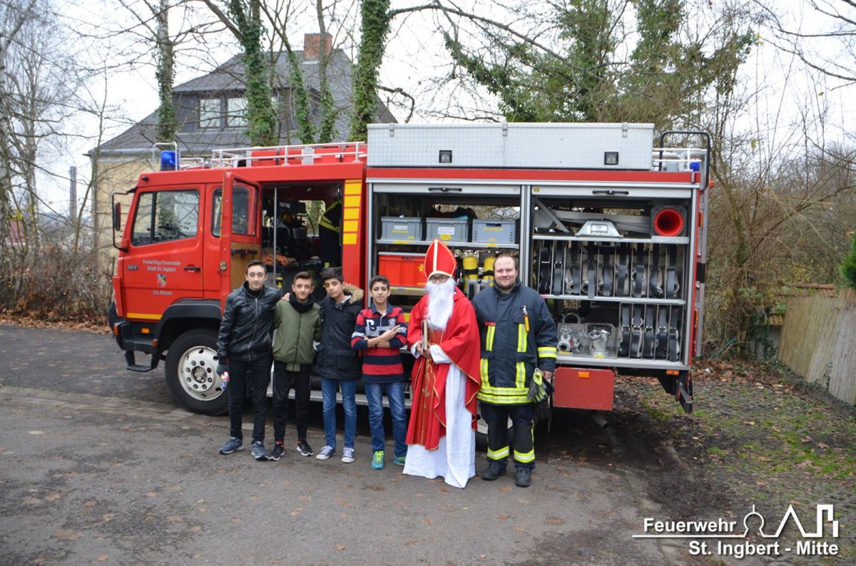 "Feuerwehr-Nikolaus" bei Flüchtlingsfamilien