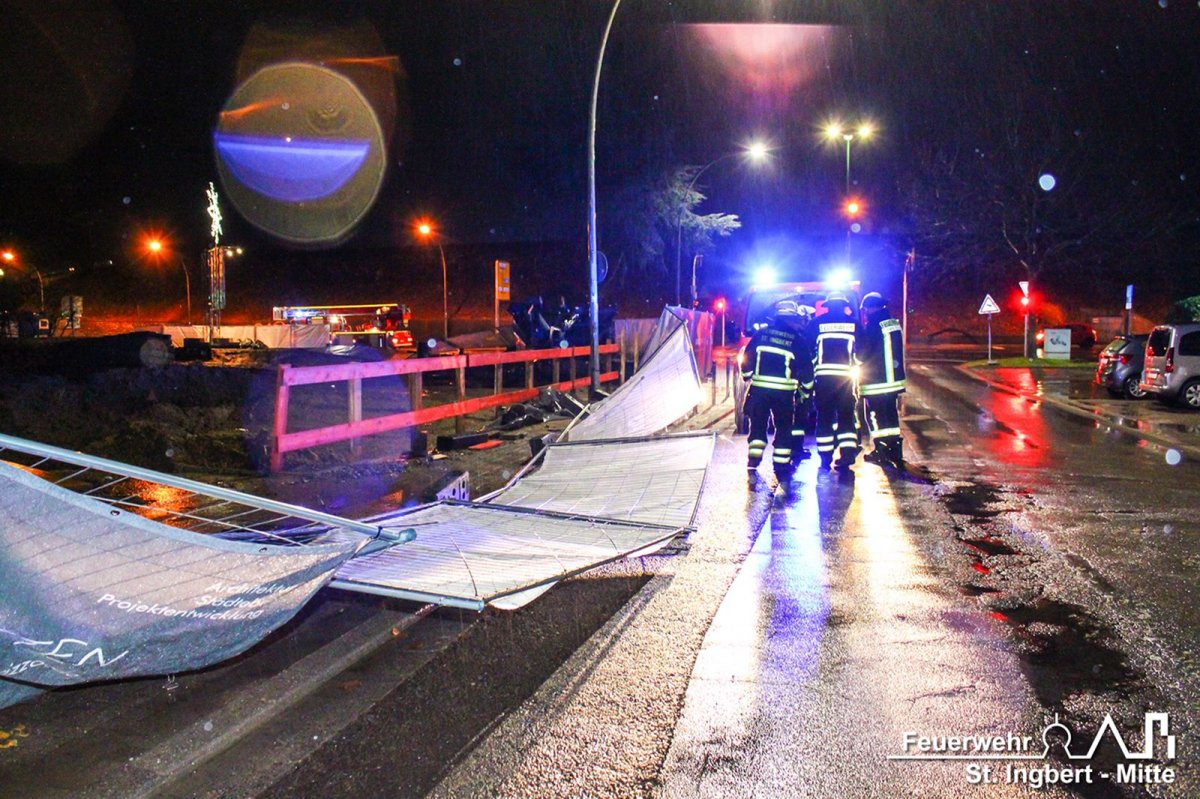 Bauzaun auf Straße, Poststraße