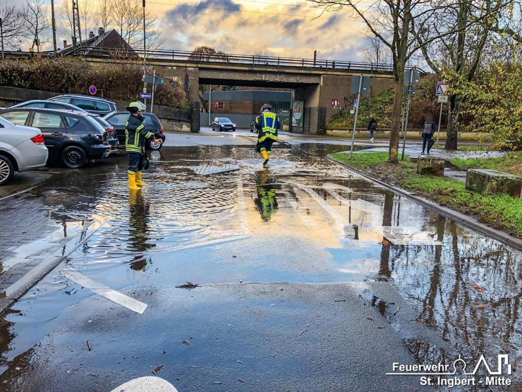 Fahrbahn überflutet, Seyenstraße