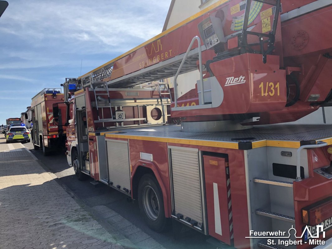 Person in Wohnung, Rote Flurstraße