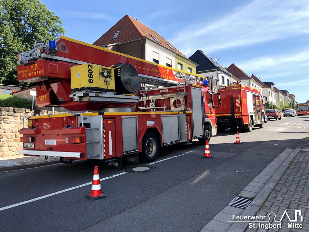 Person in Wohnung, Rote Flurstraße