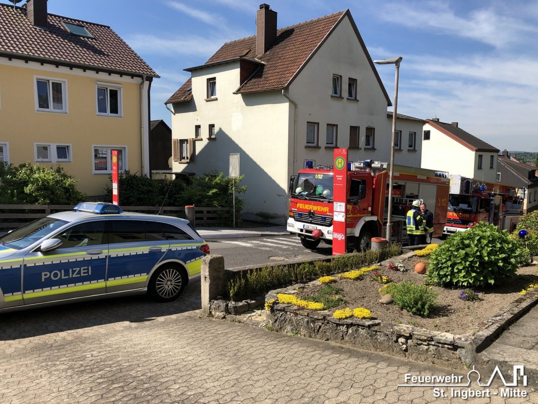 Person in Wohnung, Rote Flurstraße