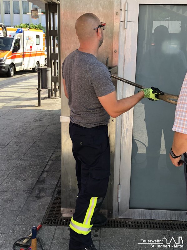 Person in Notlage, Busbahnhof