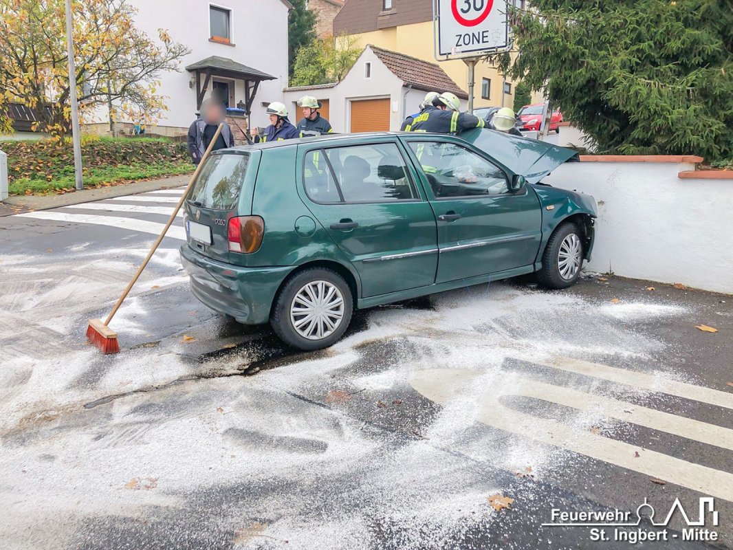 Auslaufende Betriebsstoffe nach VU, Heinrich-Laur-Straße